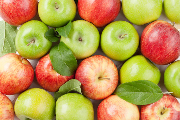 緑と赤の熟したリンゴをクローズ アップ。トップ ビュー - 写真・画像