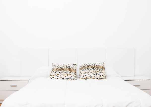 chambre double moderne décorée dans la couleur blanche
 - Photo, image