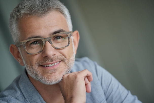 Middle-aged guy with trendy eyeglasses - Valokuva, kuva