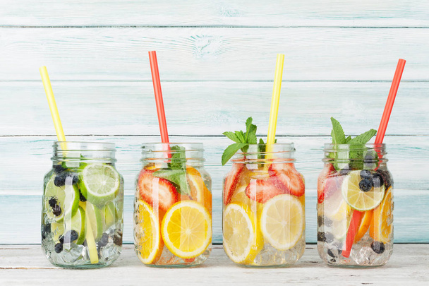 Frascos de limonada frescos com frutas e bagas de verão
 - Foto, Imagem