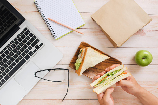 Sac à lunch avec sandwich et fruits dans la table de bureau
 - Photo, image