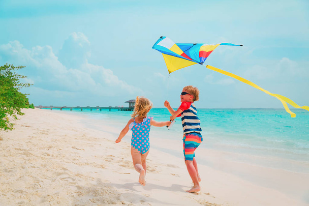 子供たちの小さな男の子と女の子飛行凧を熱帯のビーチに - 写真・画像