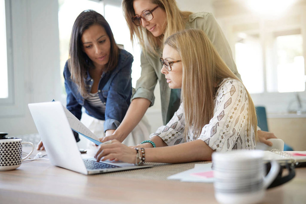 Start-up-Unternehmerinnen treffen sich im Büro und arbeiten am Laptop - Foto, Bild