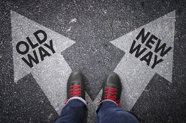 OLD WAY versus NEW WAY escrito nas setas brancas, conceito de dilemas
. - Foto, Imagem