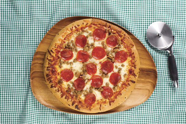 pizza ve pizza kesici - Fotoğraf, Görsel