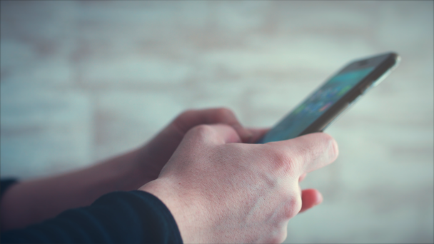 Tiro de close-up de mãos femininas segurando smartphone, digitando texto na tela sensível ao toque. Imagens de stock. 4K
 - Filmagem, Vídeo