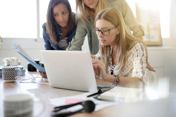 Startup businesswomen meeting in office and working on laptop - Fotografie, Obrázek