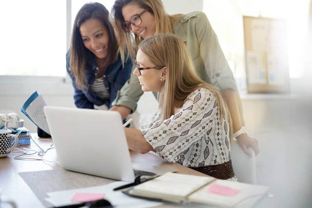 Startup businesswomen meeting in office and working on laptop - Foto, Bild