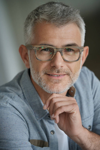 Middle-aged guy with trendy eyeglasses - Фото, зображення
