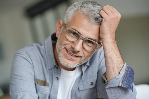 Middle-aged guy with trendy eyeglasses - Valokuva, kuva