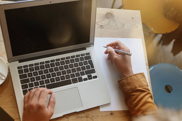Horní pohled člověka pracovat na notebooku v kavárně - Fotografie, Obrázek