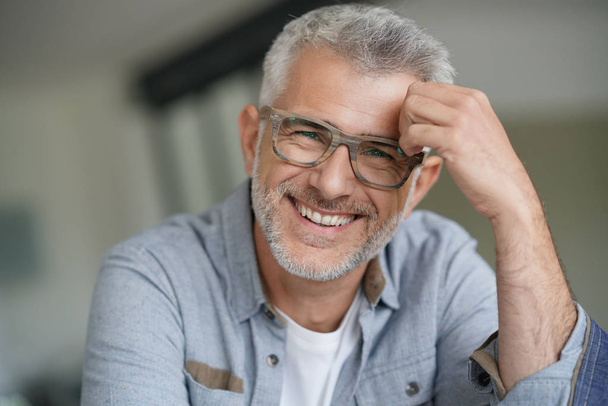 Middle-aged guy with trendy eyeglasses - Zdjęcie, obraz