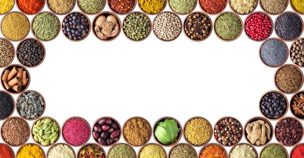 Коллекция индийских специй и трав, выделенных на белом. пищевые приправы
 - Фото, изображение