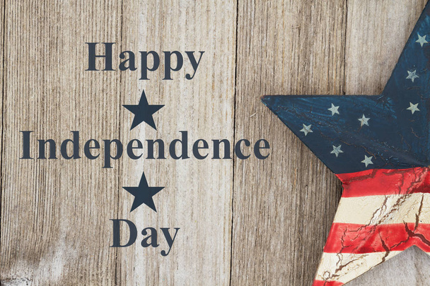 Happy Independence Day groeten, Usa patriottische oude ster op een verweerde houten achtergrond met tekst Happy Independence Day - Foto, afbeelding