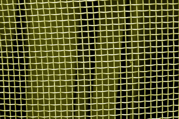 Griglia in rete metallica di colore giallo. Sfondo astratto e texture
. - Foto, immagini