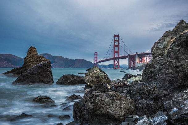Ponte Golden Gate famoso tiro ao nascer do sol com longa exposição em San Francisco, EUA
. - Foto, Imagem