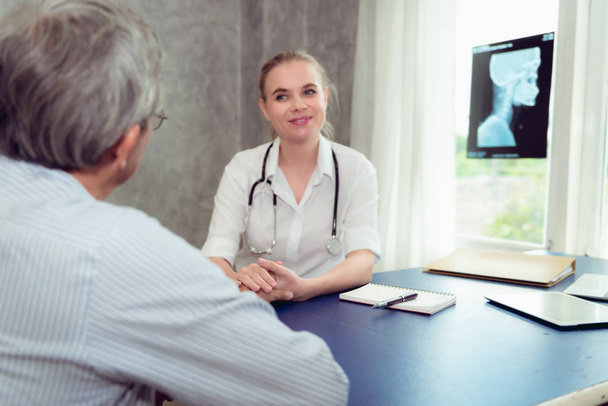 Naislääkäri vakuuttaa miespotilas ja konsultointi terveysongelma tutkimushuoneessa., Terveydenhuolto ja lääketieteellinen käsite
 - Valokuva, kuva
