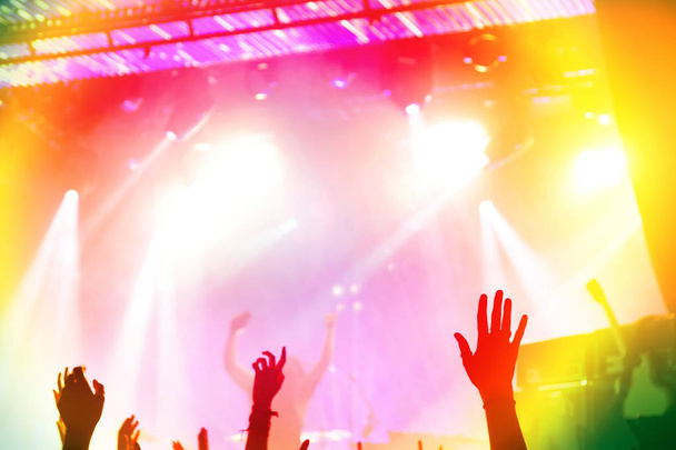 ファンと音楽コンサートで明るいスポット ライトの段階では、ミュージシャンのシルエット - 写真・画像