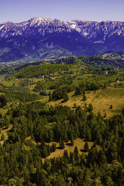 Краєвид гір в румунських Карпат навесні - Фото, зображення