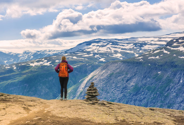 Σπορ γυναίκα απολαμβάνει όμορφη θέα και καλές καιρικές συνθήκες σε Odda, Νορβηγία - Φωτογραφία, εικόνα