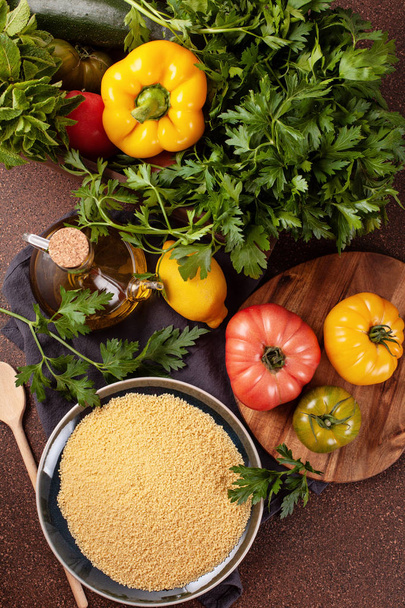 Taze malzemeler tabbouleh salatası için: kuskus, domates, limon, maydanoz, nane, zeytinyağı, biber. Sağlıklı, Vejeteryan Helal gıda kavramı - Fotoğraf, Görsel