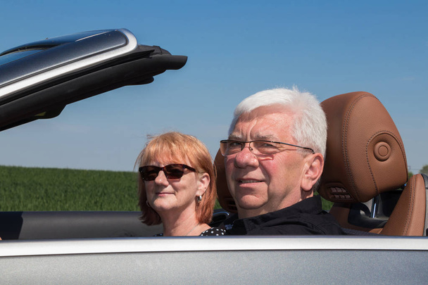 Mosolygós boldog idősebb pár a kocsiban - Fotó, kép