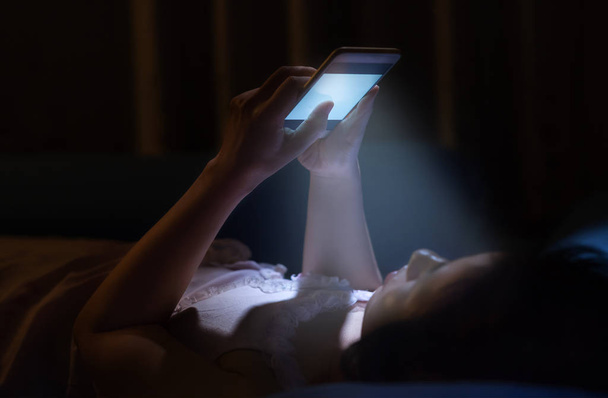 Gece körlüğü müşteri adayına, cep telefonu kullanarak - Fotoğraf, Görsel