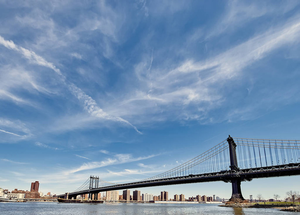 ニューヨーク市ブルックリンからマンハッタン橋とのスカイラインの眺め - 写真・画像