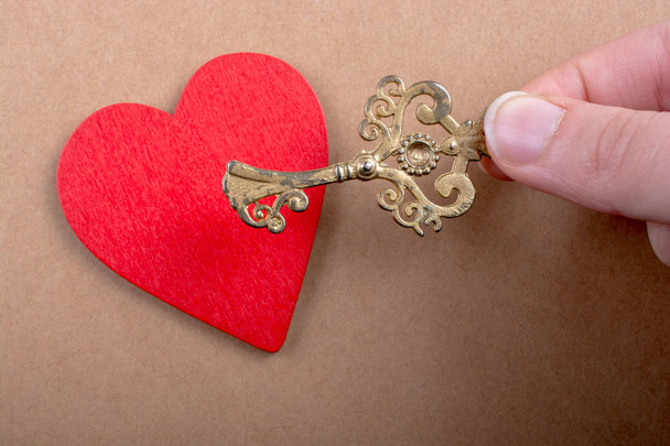 Retro stijl decoratieve sleutel en papier hart vorm - Foto, afbeelding