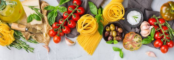 Італійські харчові інгредієнти Кулінарія фону з пастою, оливкова олія, сир пармезан, зелений базилік, стиглі помідори, часник, трави. Тло плоского верхнього вигляду - Фото, зображення
