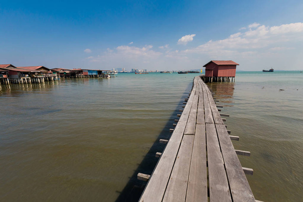 Landschap met houten pier op dove steiger op het eiland Penang in Maleisië. Prachtig zeegezicht en haven van Zuidoost-Azië. - Foto, afbeelding