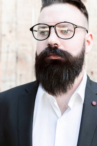 Man with beard and glasses feeling confident. Close up face of hispanic business man - Foto, afbeelding