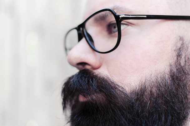 Hombre con barba y gafas sintiéndose seguro. Primer plano del hombre de negocios hispano
 - Foto, imagen