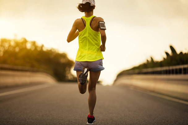 jeune femme fitness courir sur la route de la ville
 - Photo, image