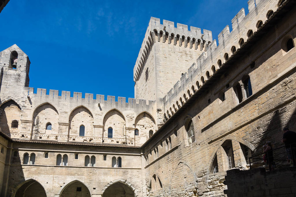 Avignon, França-agosto 12,2016: torista visita o Palácio dos Papas, famoso marco cristão na França e patrimônio da Unesco durante um dia ensolarado
 - Foto, Imagem