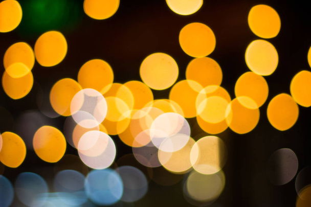 Borroso- Bokeh decorativo al aire libre luces de hilo colgando en el árbol en el jardín por la noche decorativo luces de Navidad feliz año nuevo
 - Foto, Imagen