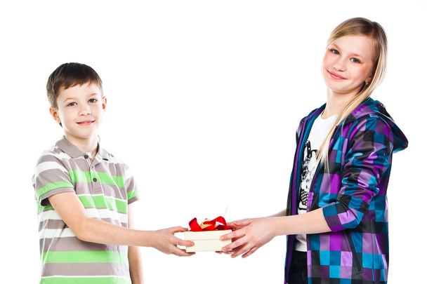 boy gives a girl a gift - Foto, afbeelding