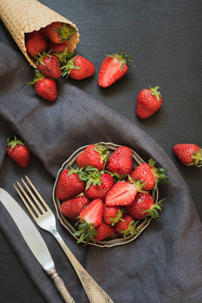 Fresh organic strawberry in vintage plate on black table. Spring. Top view. - Foto, Imagen