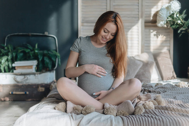 Femme enceinte touchant et regardant vers son ventre
 - Photo, image