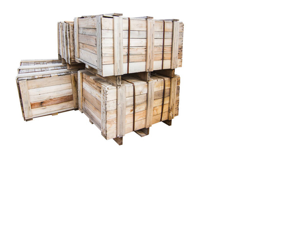 Дерев'яні піддони - ящики для транспортування - сильна вантажна безпека ізольована - білий фон - копіювальний простір
  - Фото, зображення