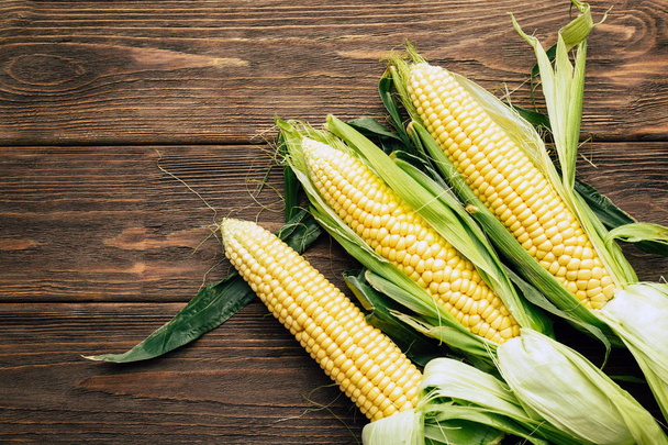 mazorca de maíz, fondo de madera, vista superior, agricultura
 - Foto, imagen
