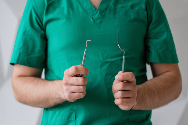 Lähikuva hampaiden instrumentit käsissä Professional Doctor
 - Valokuva, kuva