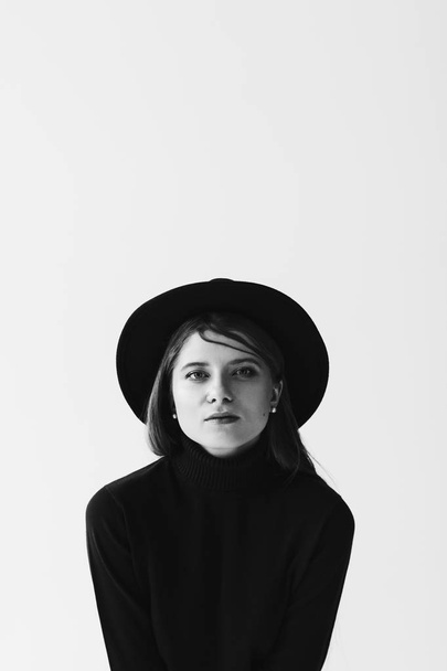 Young caucasian woman in black turtleneck and hat - Foto, Imagen