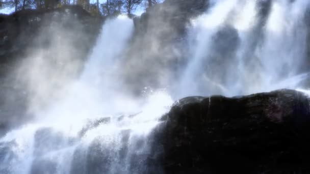 Spruzza dalle acque a cascata di una potente cascata
 - Filmati, video