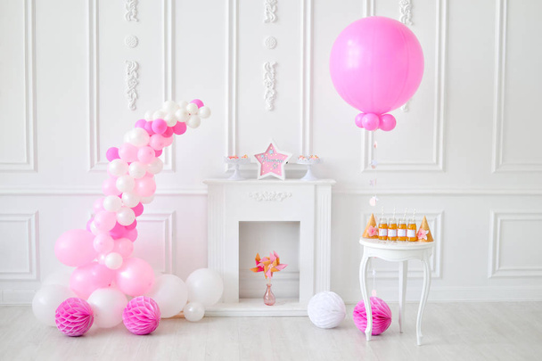 Decorations for birthday party. A lot of balloons. Decorations for holiday party. Cakes and drinks for holiday party. - Foto, Imagen