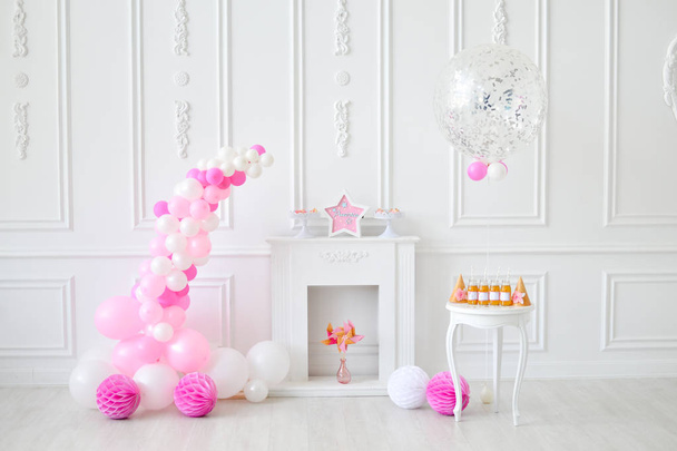 Decorations for birthday party. A lot of balloons. Decorations for holiday party. Cakes and drinks for holiday party. - Fotografie, Obrázek