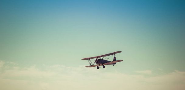 Engels, Rusko - 19. srpna 2017: Den letecké flotily. Dvouplošník na obloze, ve vzduchu - Fotografie, Obrázek
