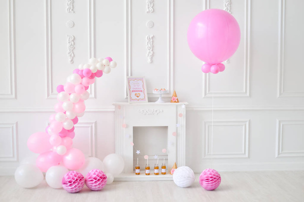 Decorations for birthday party. A lot of balloons. Decorations for holiday party. Cakes and drinks for holiday party. - Foto, Imagen