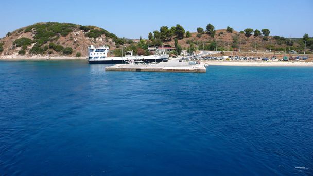 AMMOULIANI, CHALKIDIKI, GRÈCE - 27 JUILLET 2012 : Port de ferry pour l'île d'Ammouliani, Athos, Chalcidique, Macédoine centrale, Grèce
  - Photo, image