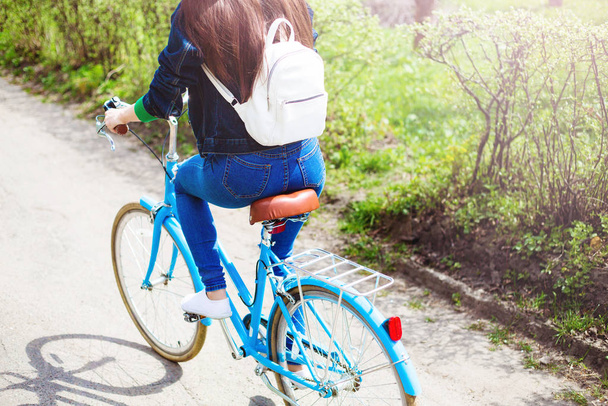 takana näkymä nuori nainen hattu ratsastus ulkona
 - Valokuva, kuva